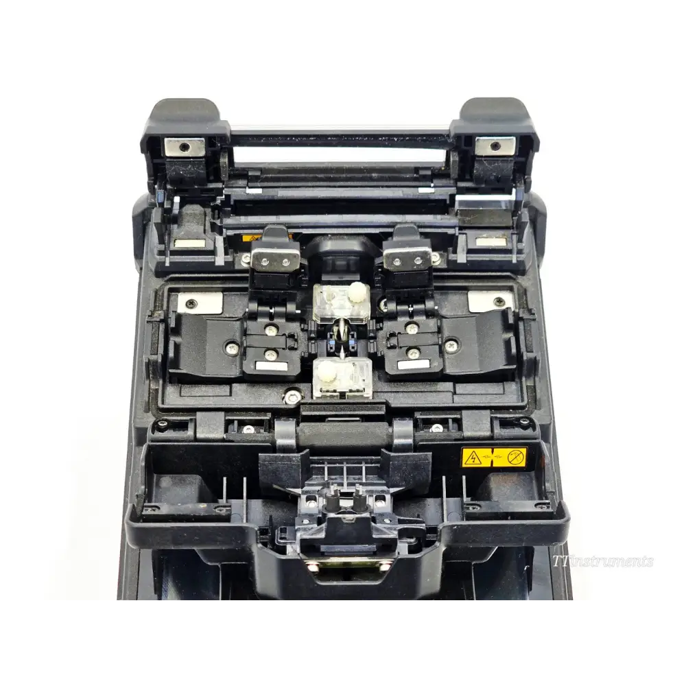 Fujikura 31S fusion splicer top-down view showing open splicing chamber, V-grooves, electrodes and fibre clamps