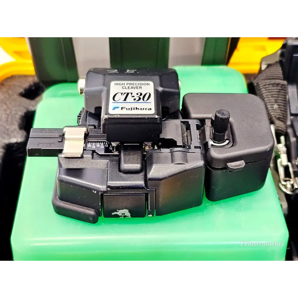 Fujikura CT-30 fibre cleaver with guide plate included in the sale