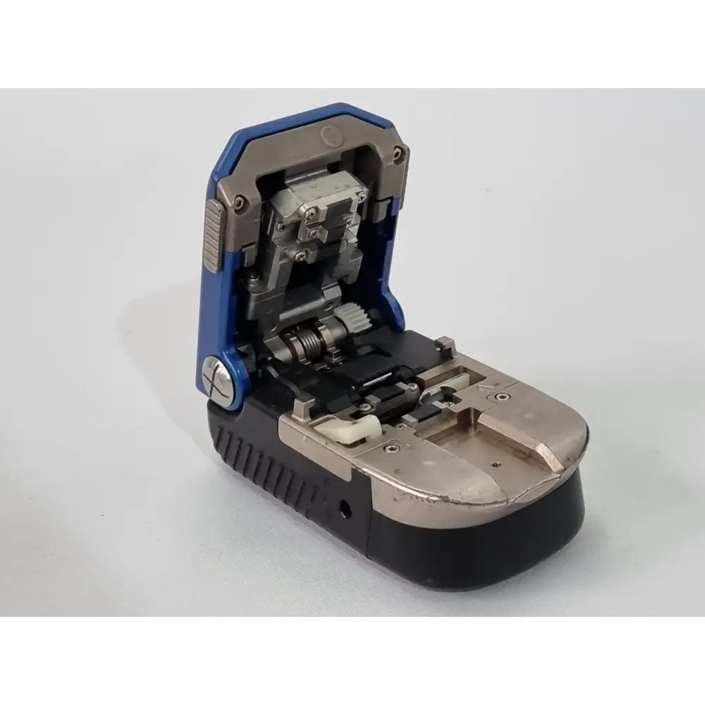 Sumitomo FC-8R cleaver top view displaying fibre channel and blade assembly