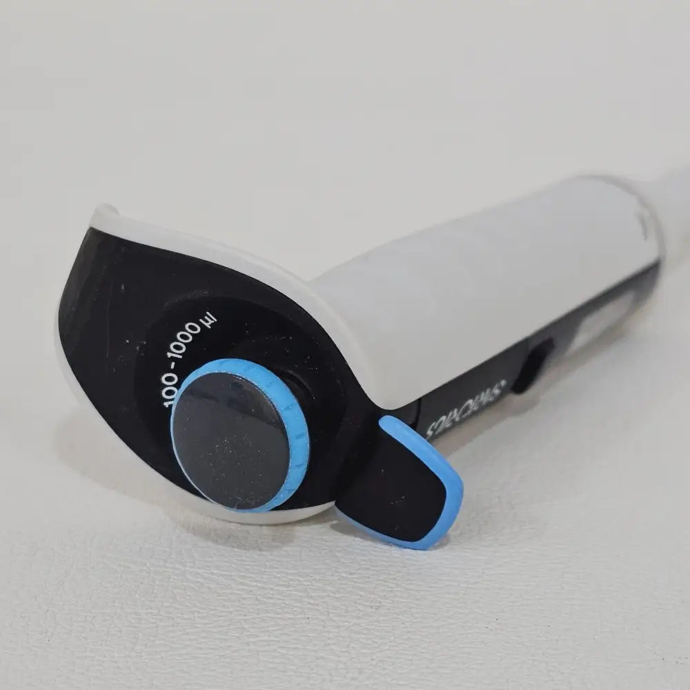 Sartorius Tacta 1000 µl mechanical pipette side profile showing ergonomic grip