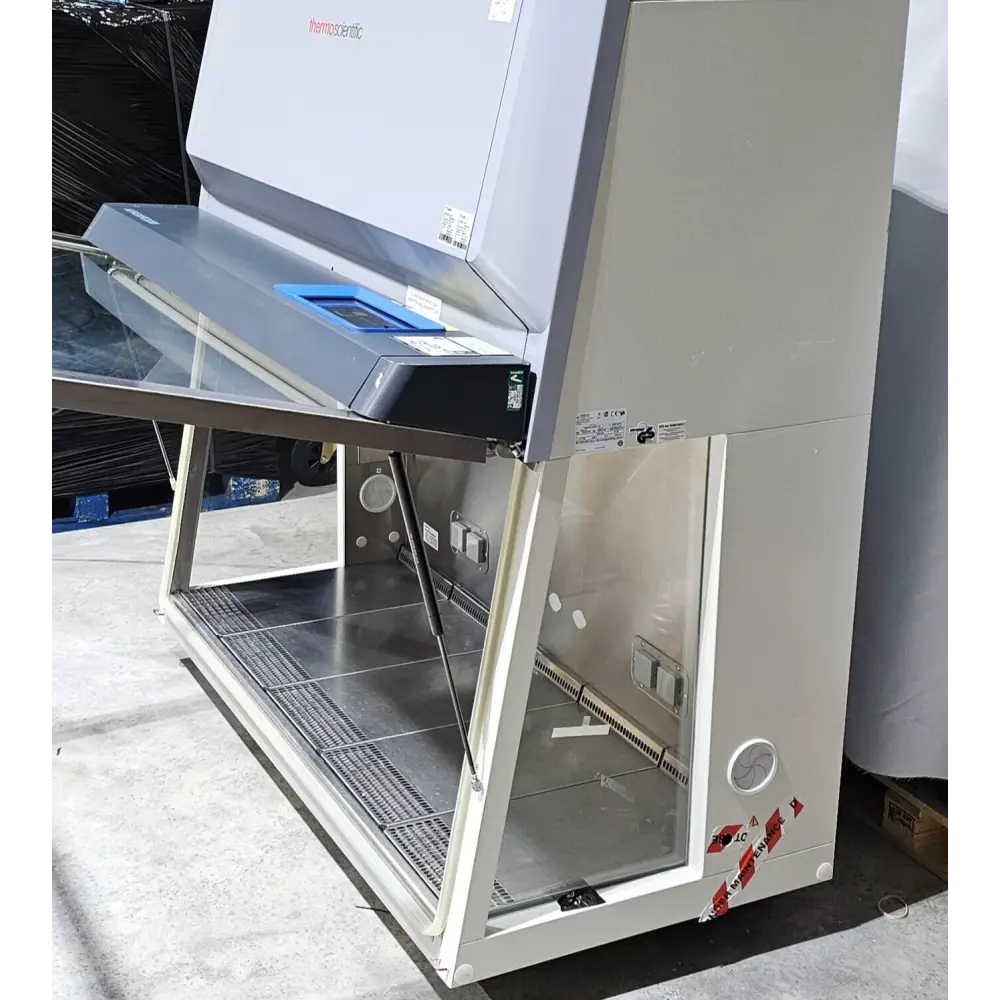 Herasafe 2030i interior work surface with LED lighting and glass side walls