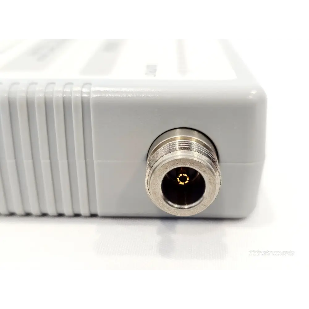 VIAVI JD733A close-up of Type-N female OUTPUT RF connector showing clean centre pin contact and threaded coupling nut